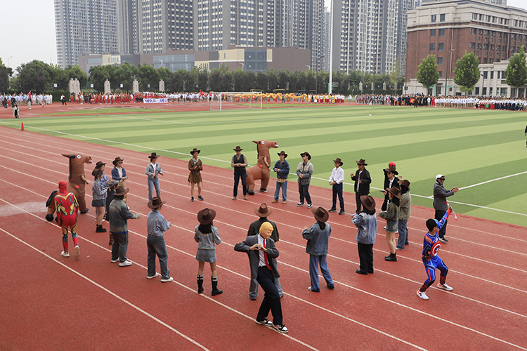 1695883717161893.jpg 图片3:国际部高一4班美国主题方阵.JPG