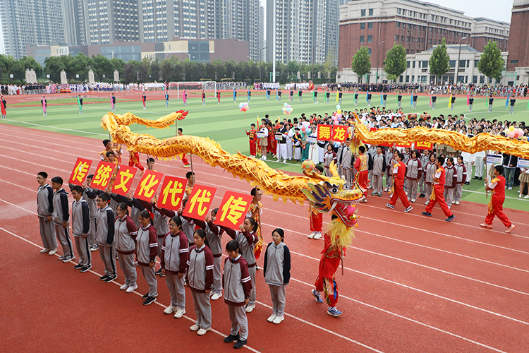 1695883802326286.jpg 图片11:高一2班舞龙.JPG