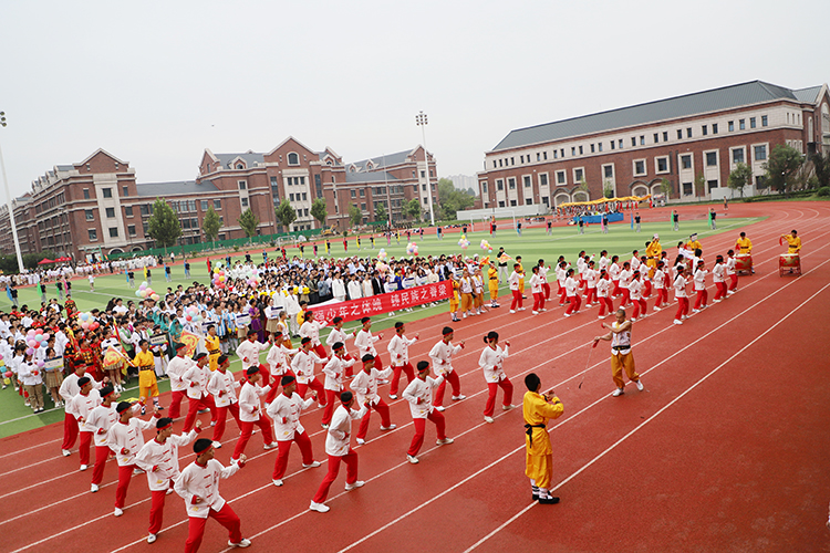 1695883810160949.jpg 图片12:高一3班少林功夫.JPG