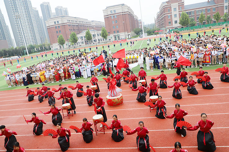 1695883923529341.jpg 图片20:高二中科2班鼓舞.JPG