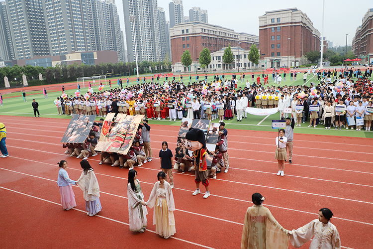 1695883957826558.jpg 图片24:高二7班泥塑.JPG