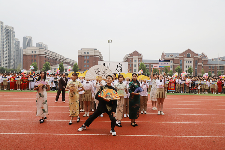 1695883974763598.jpg 图片26:高二10班制扇技艺.JPG