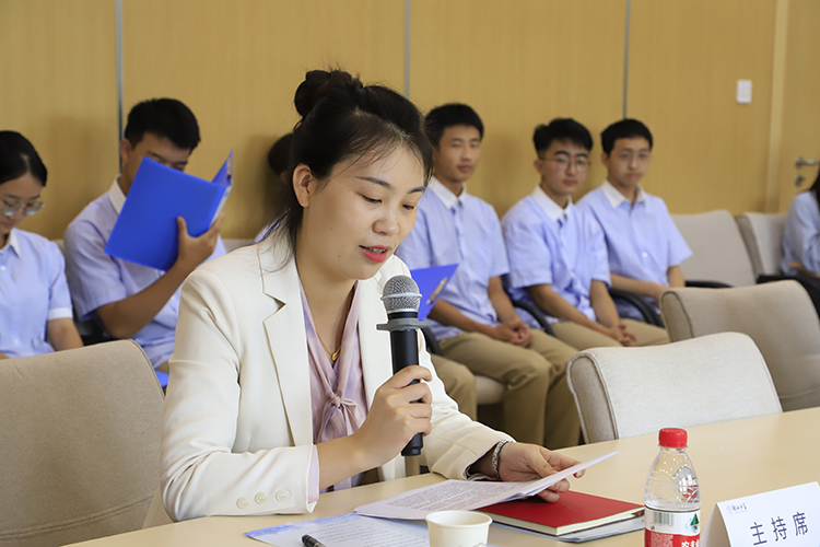 图片11：国际部学生发展与管理中心主任张文兰主持活动.JPG