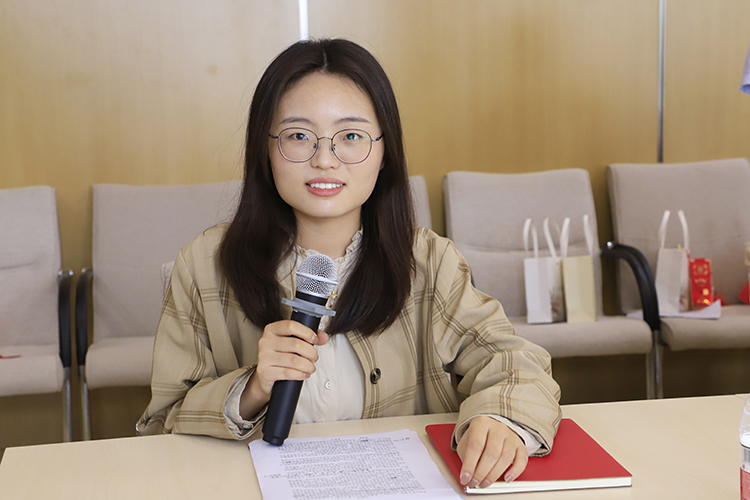 图片4：学校外事专员石雨筝老师发言.JPG