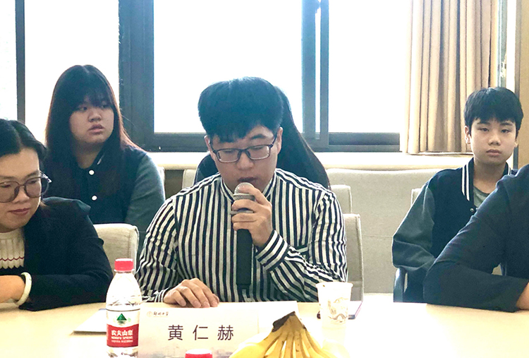 图片4.2：韩国教师代表发言.jpg