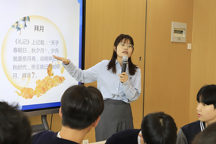 图片7：王宇红老师讲解中秋文化.JPG