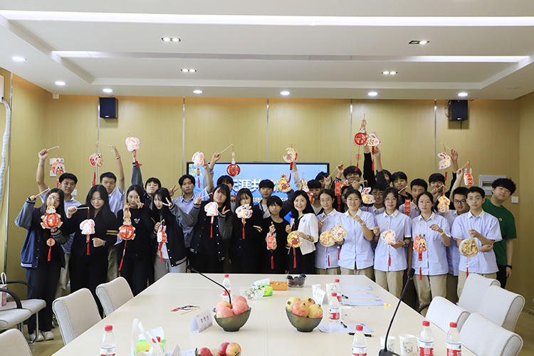 图片8.3：制作手工灯笼.JPG