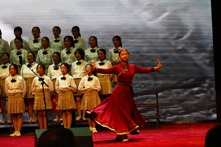 1696222733413755.jpeg 图片5:学生载歌载舞演绎对祖国的深情.jpeg