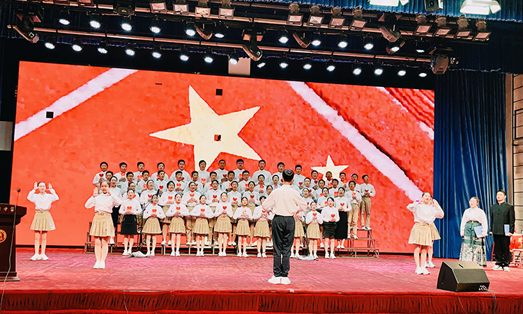 1696222765456444.jpeg 图片7:班主任朗诵助阵《我爱你中国》.jpeg