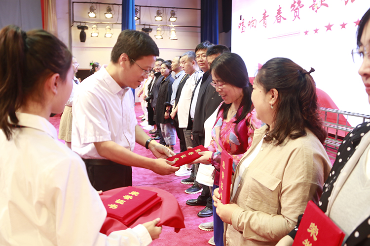 1696222881152483.jpg 图片14:张迎宾主任家长志愿者颁奖.JPG