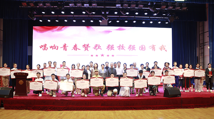 1696222890509820.jpg 图片15:校领导与获奖班级及家长志愿者合影留念.jpg