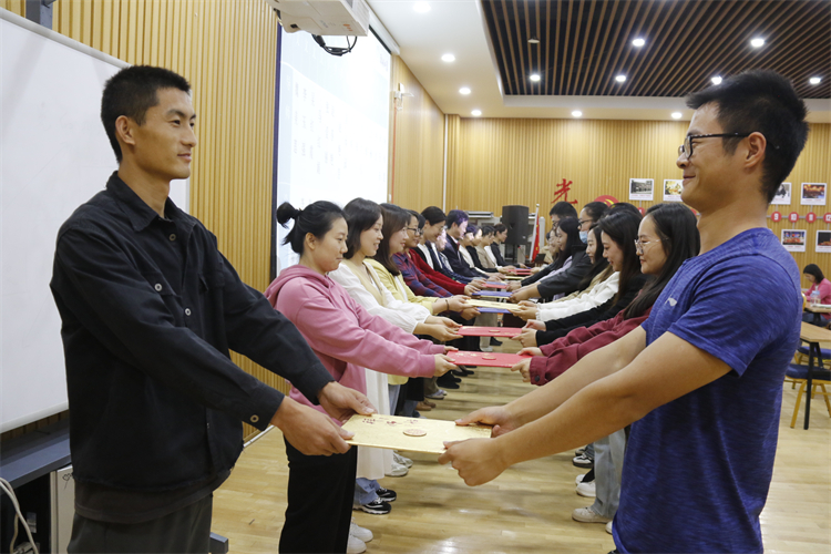 1697161714681842.jpg 图片6 青年教师为导师敬拜师帖2.JPG