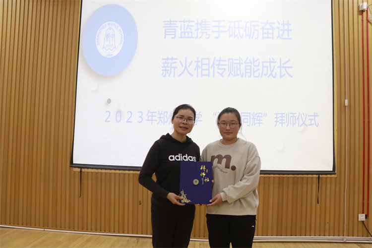 1697161739172384.jpg 图片7 导师与青年教师合影1.JPG