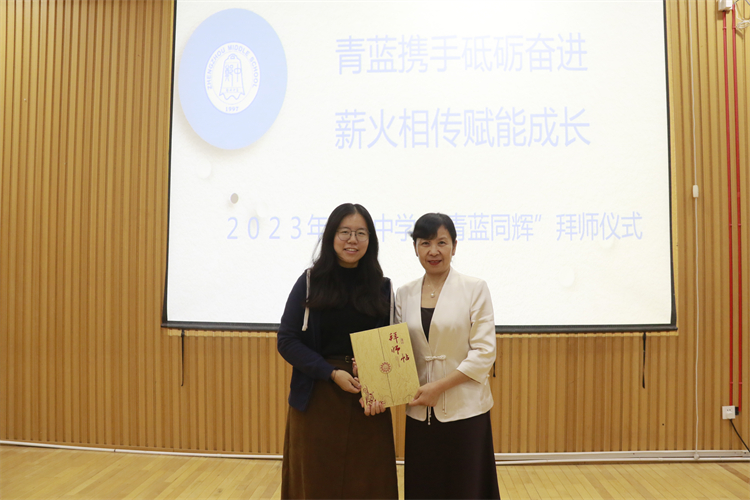 1697161760638382.jpg 图片8 导师与青年教师合影2.JPG