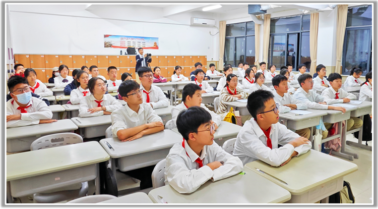 1697529860543400.png 图片2八年级学生认真聆听“我家的人世间故事”.png