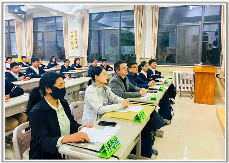 1697529870543448.png 图片3:家委代表担任评委现场观看打分.png