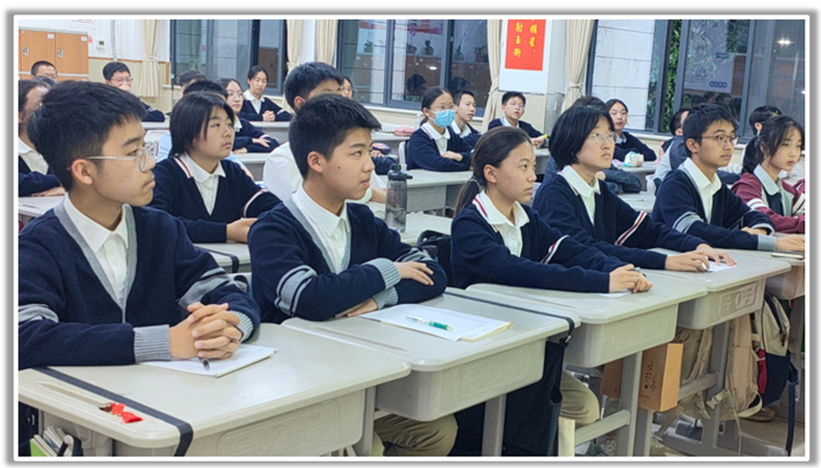 1697529893799611.png 图片4:班干部团队担任评委现场观看打分.png