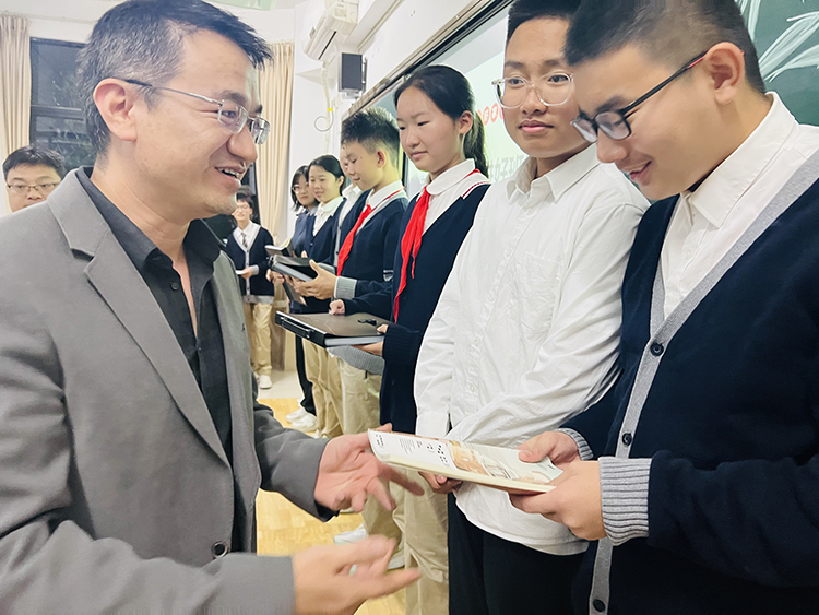 1697530031758105.jpg 图片13:家长为最美家风少年颁奖.jpg