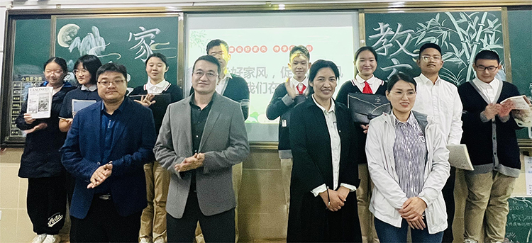 1697530040761421.jpg 图14:家长评委与选手合影留念.jpg