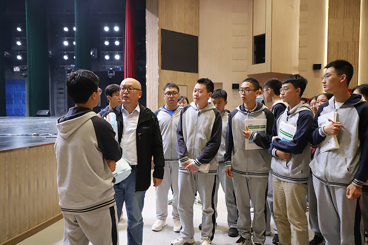 1697530259240615.jpg 图片4:会后同学们与薛教授一同交流.JPG