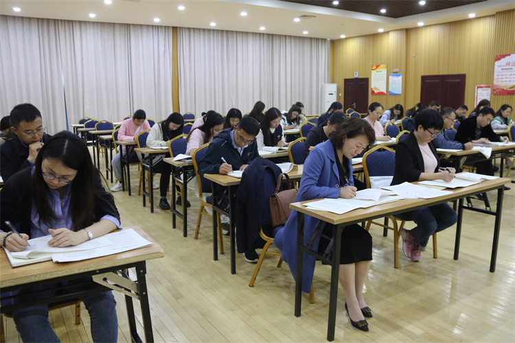 1697675622463072.jpg 图2:参会的党务工作者认真学习.jpg