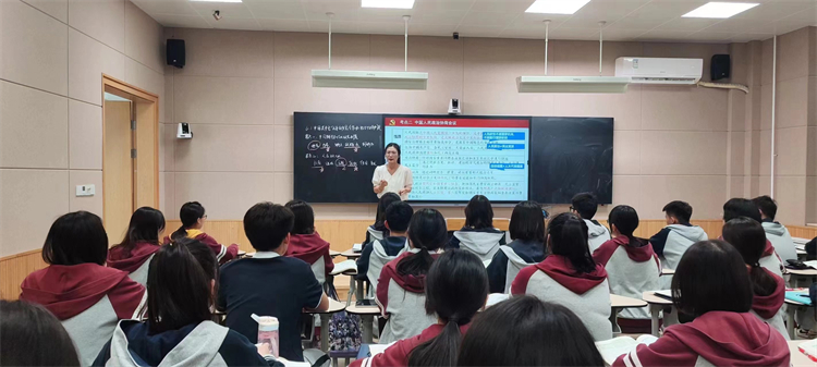 1697761047710416.jpg 图一:高三政治组刘梦老师授课.jpg