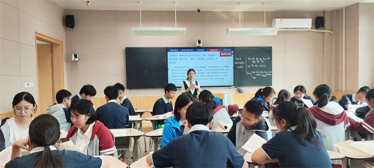 1697761068626822.jpg 图二:高三历史组张梦梦老师授课.jpg