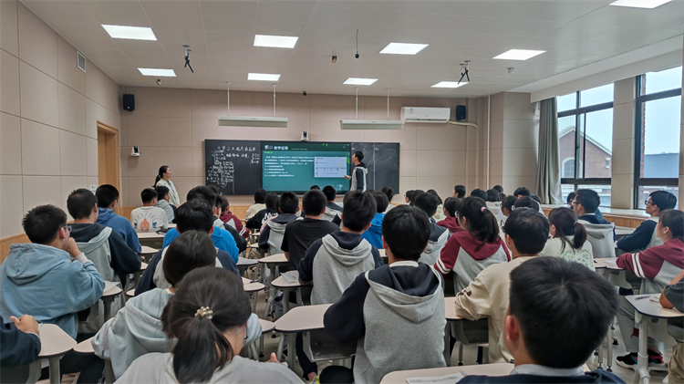 1697761108832353.jpg 图四:高三物理组张绡淑老师授课.jpg