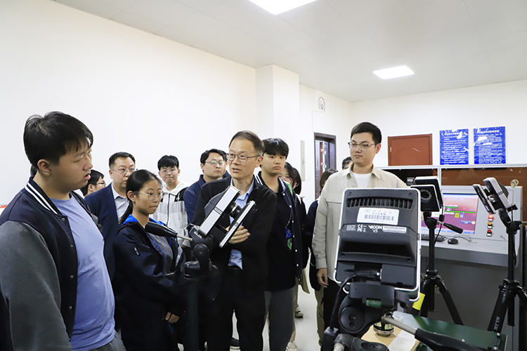 1697889225695882.jpg 图片4:郑州大学中德学院院长侯维岩与同学亲切交流.JPG