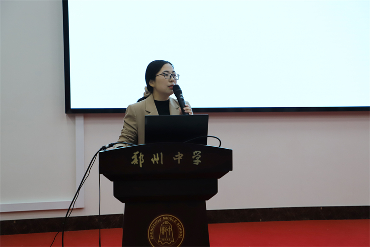 1698019470501513.jpg 图片2:牛朝霞老师作报告.JPG