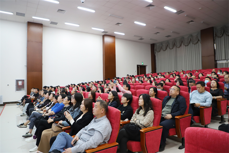 1698019486575281.jpg 图片3:家长认真聆听.JPG