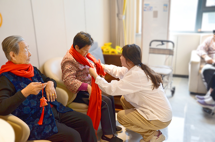 1698044435460446.jpg 图片3:志愿者们与老人亲切交流1.jpg