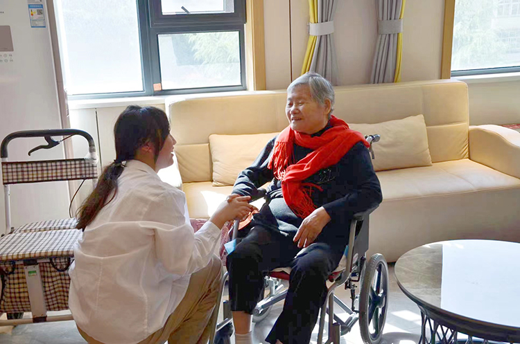 1698044448316544.jpg 图片4:志愿者们与老人亲切交流2.jpg