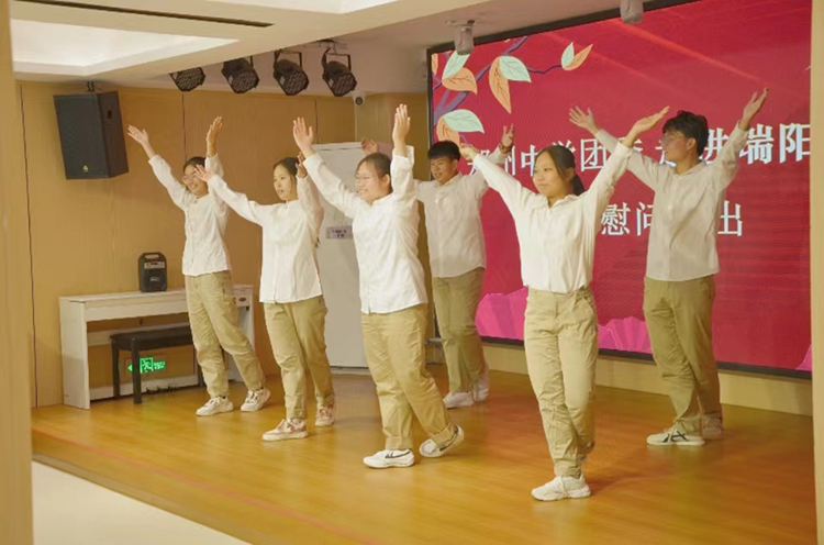 1698044459409860.jpg 图片5:志愿者为老人表演节目.jpg