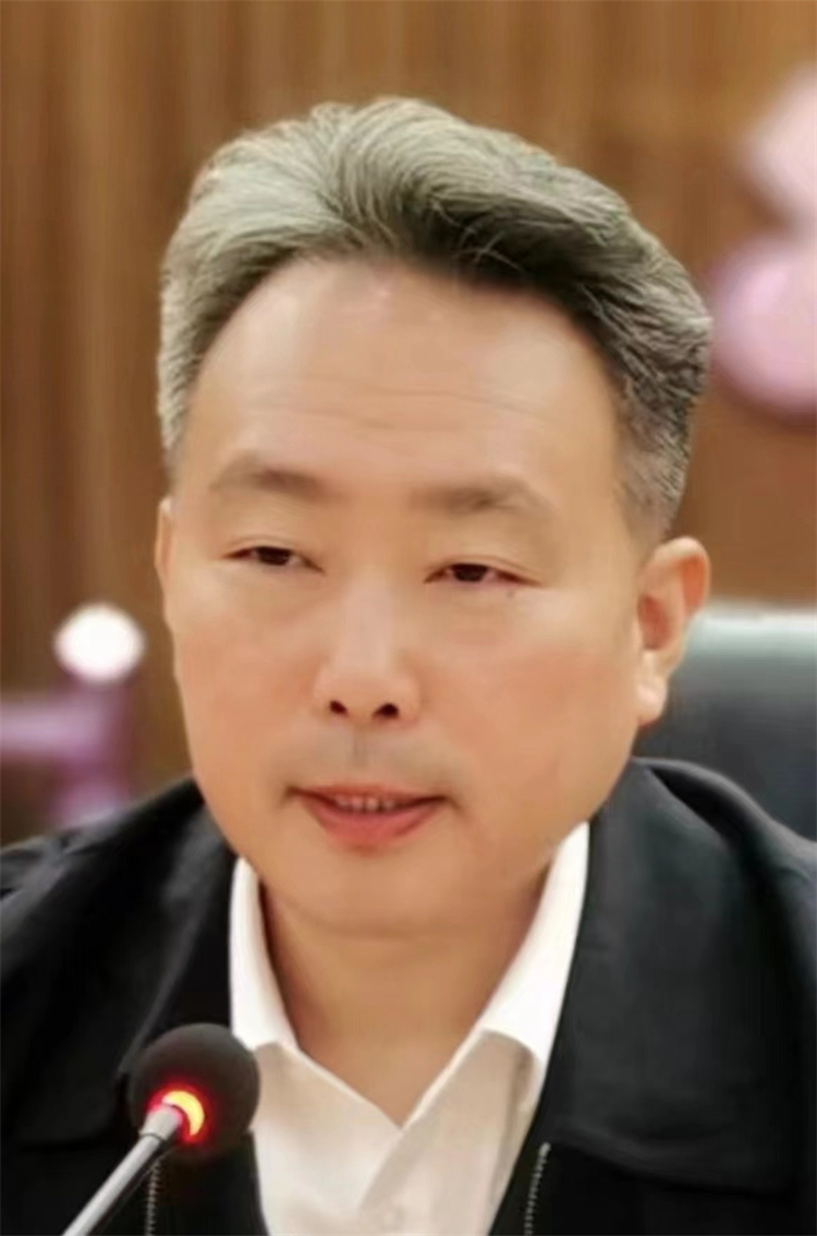 1698286354431692.jpg 图片1:申进科大校作报告.jpg