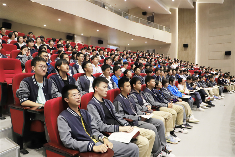 1698286396933957.jpg 图片3:同学们认真聆听.JPG