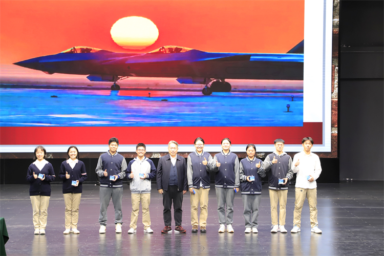 1698286449850812.jpg 图片5:申进科大校赠送歼-20徽章.JPG