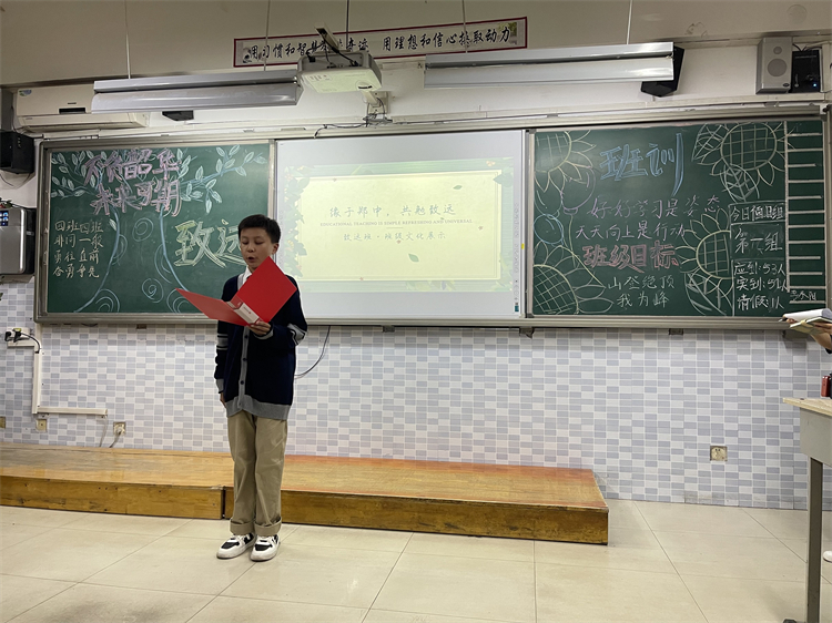 1698286646524766.jpg 图片4:主持人介绍班级文化.jpg