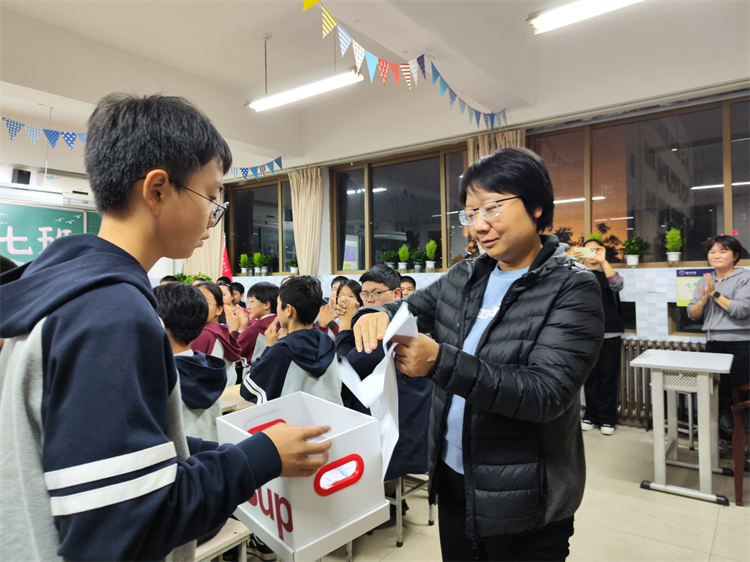 1698286680795887.png 图片6:评委抽签选取展示小组.png