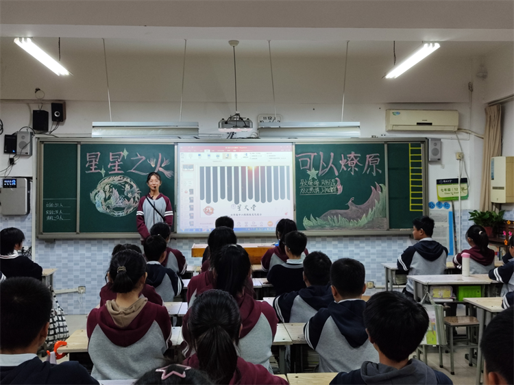 1698286695825563.png 图片7:组长展示小组建设成果.png