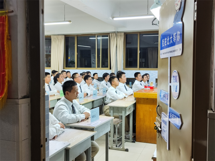 1698286756412745.png 图片9:学生饱满的精神状态.png