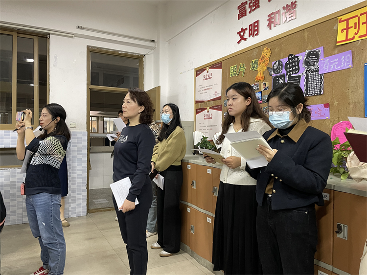 1698286791346092.png 图片11:评委们认真聆听打分.png