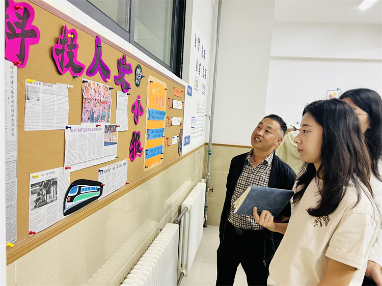 1698734380581927.jpg 图片1.科技人文小报引来班主任们驻足观看.jpg