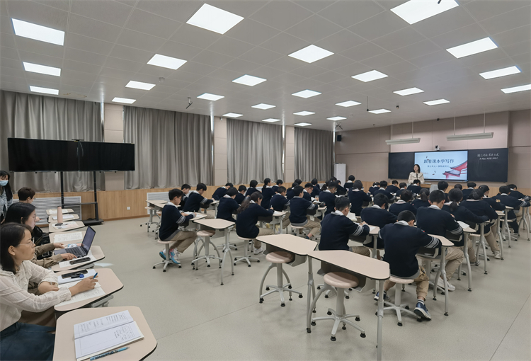 1698998702740370.jpg 图片1.语文“同课异构”活动现场,初中部语文组教师时洋洋在授课.jpg