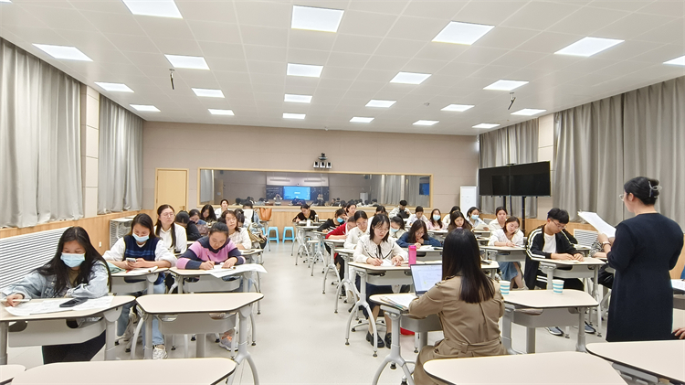 1698998730248952.jpg 图片3.教师们各抒己见,参与评课.jpg