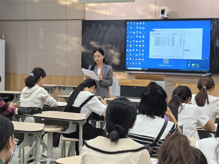 1698998789403658.jpg 图片6.教研员郭银鸽老师在精心评课.jpg