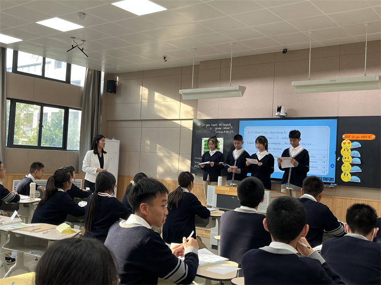 1698998822824346.jpg 图片8.八一校区英语组教师冯瑞静引导学生积极思考、主动表达.jpg