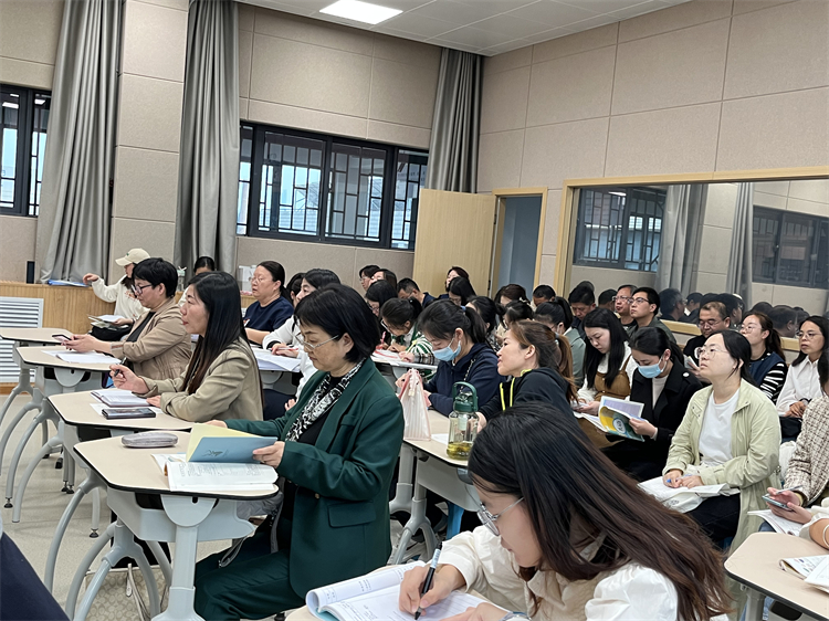 1698998837982690.jpg 图片9.英语组教师在认真听课.jpg