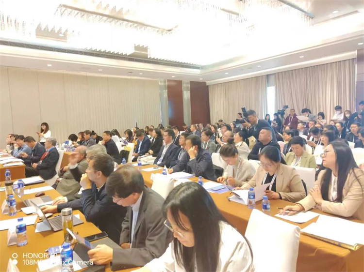 1700448527373310.jpg 图片3:会议现场.jpg