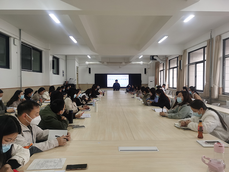 1700796893508042.jpg 图1 青年教师培训会开始.jpg